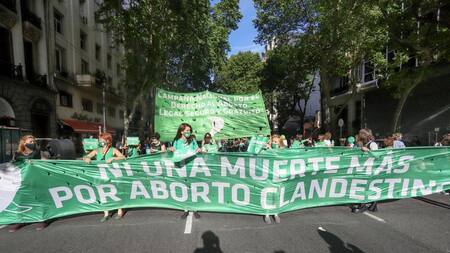 Caravana "verde" desde Plaza de Mayo al Congreso para pedir por el aborto legal, NA