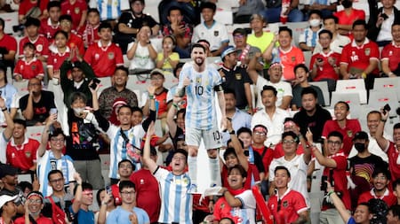 Pese a su ausencia, los hinchas le mostraron todo su amor a Lionel Messi en Indonesia. Foto: EFE.
