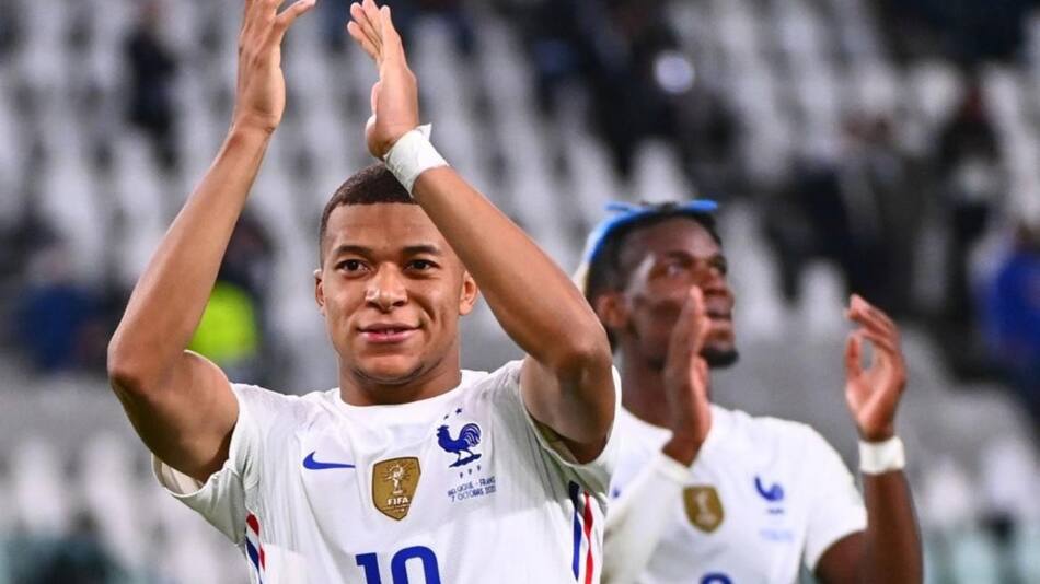 Mbappé hechizado por Pogba. Foto: EFE.