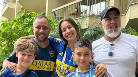 Pampita le regaló entradas para el partido de Boca a un niño. Foto: Twitter.