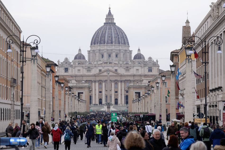 Los fieles rezan por la salud del papa Francisco en el Vaticano. Foto: Reuters/Remo Casilli