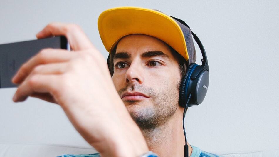 Muchas personas con problemas para conciliar el sueño, acuden a este tipo de videos. Foto: Unsplash.