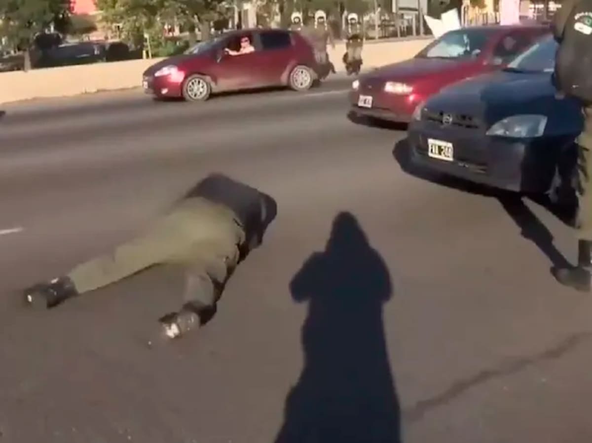 Juan López Torales se arroja sobre el capó de un automóvil en la autopista Panamericana en 2014.