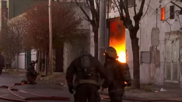 Fuerte incendio en una fábrica de San Justo: evacuaron a los vecinos y hay peligro de derrumbe