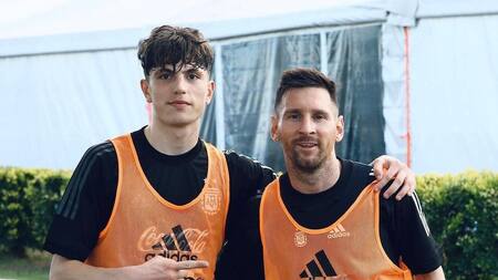 Alejandro Garnacho con Lionel Messi. Foto: Instagram @garnacho7.