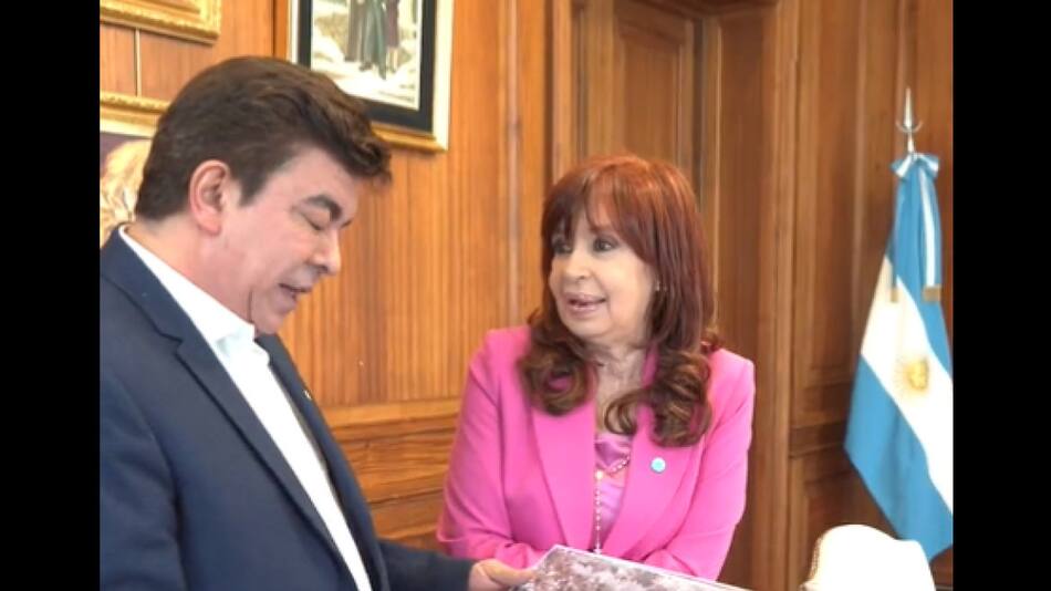 Fernando Espinoza y Cristina Kirchner en el Senado. Foto: Captura de video.