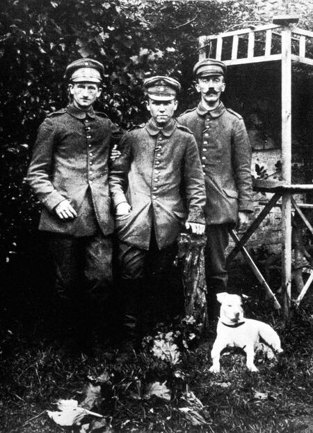 Hitler (a la derecha) sirvió el