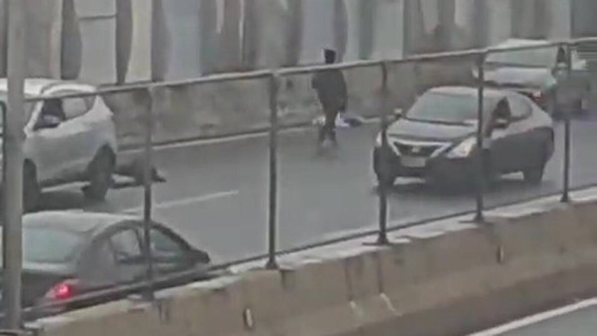 Narcos se enfrentaron a los tiros en plena autopista y asesinaron a una mujer en Río de Janeiro.