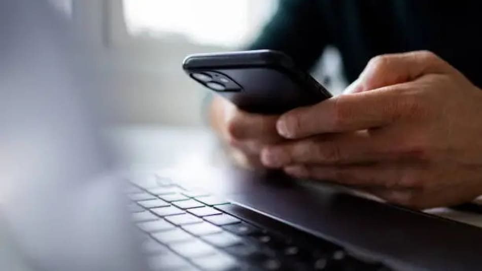 Celular, estafas, ciberseguridad. Fuente: Pexels.