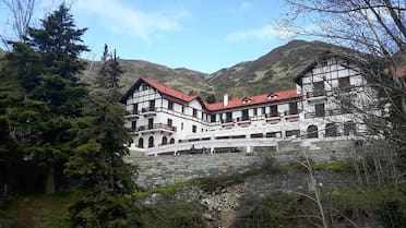 El hotel escondido en las alturas de la montaña en la que nadie puede hospedarse: dónde queda