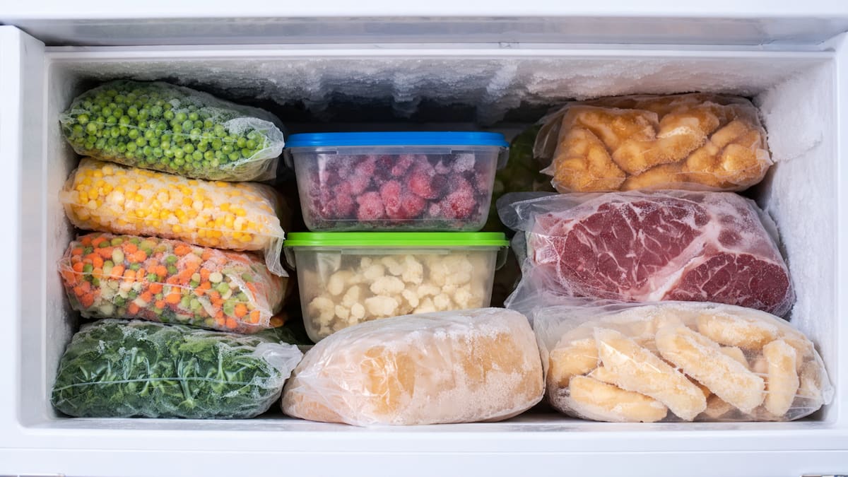 Un freezer con comida congelada