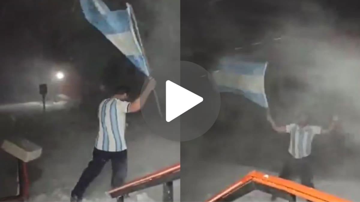 Con una sensación térmica de -30 °C y ráfagas de 130 km/h, un integrante de la Base Esperanza celebró el triunfo de Argentina en mangas cortas y con la bandera celeste y blanca.