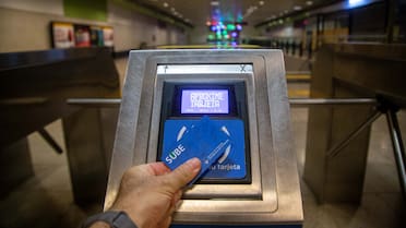 Noviembre con aumentos: cuánto salen los colectivos, subtes y peajes en Buenos Aires tras las nuevas subas