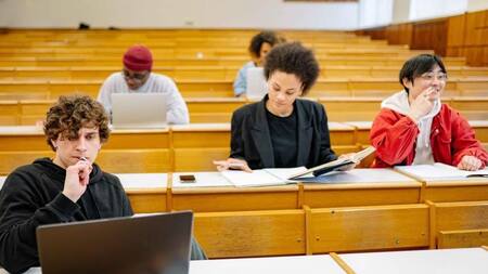 Estudiantes en el Reino Unido. Foto: Reuters