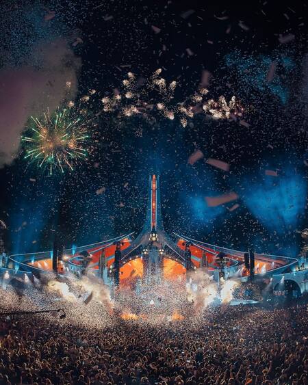 Luces y fuegos artificiales en tomorrowland - Foto: @tomorrowland
