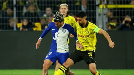 Rodrigo de Paul en disputa con Emre Can, con quien tuvo la polémica. Foto: Reuters