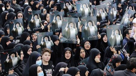 Los iraníes lamentan la muerte del presidente Raisí. Foto: EFE