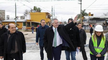 Alberto Fernández durante su recorrida. NA