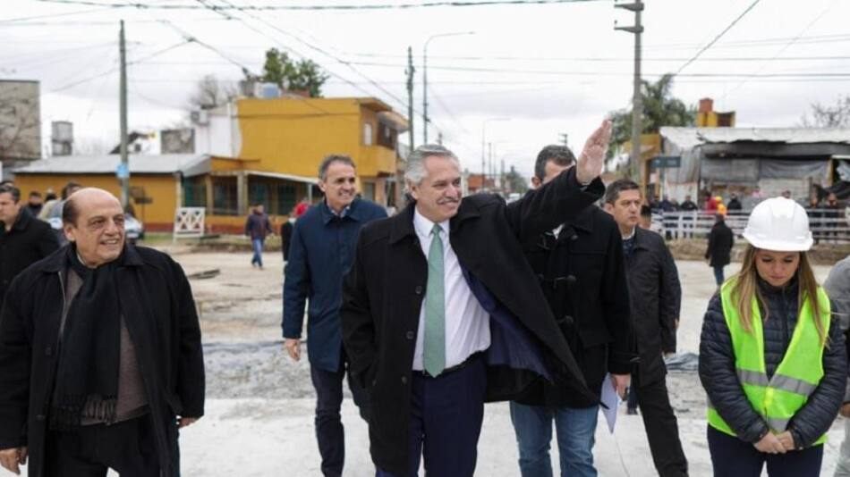 Alberto Fernández durante su recorrida. NA