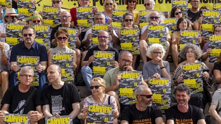 Miles de personas marchan para exigir límites al turismo masivo en Barcelona. EFE