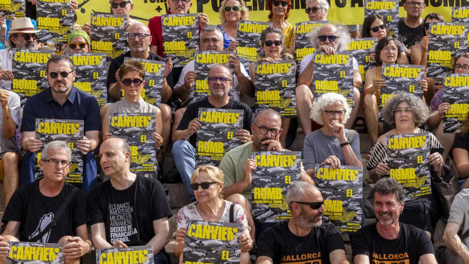Miles de personas marchan para exigir límites al turismo masivo en Barcelona. EFE