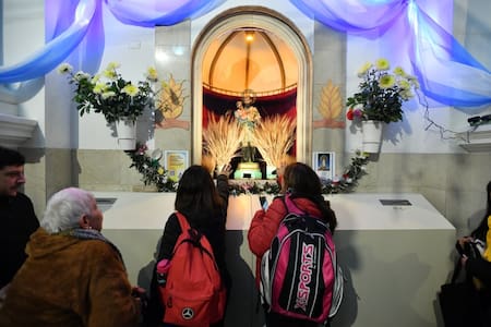 Miles de fieles agradecen a San Cayetano en Liniers.