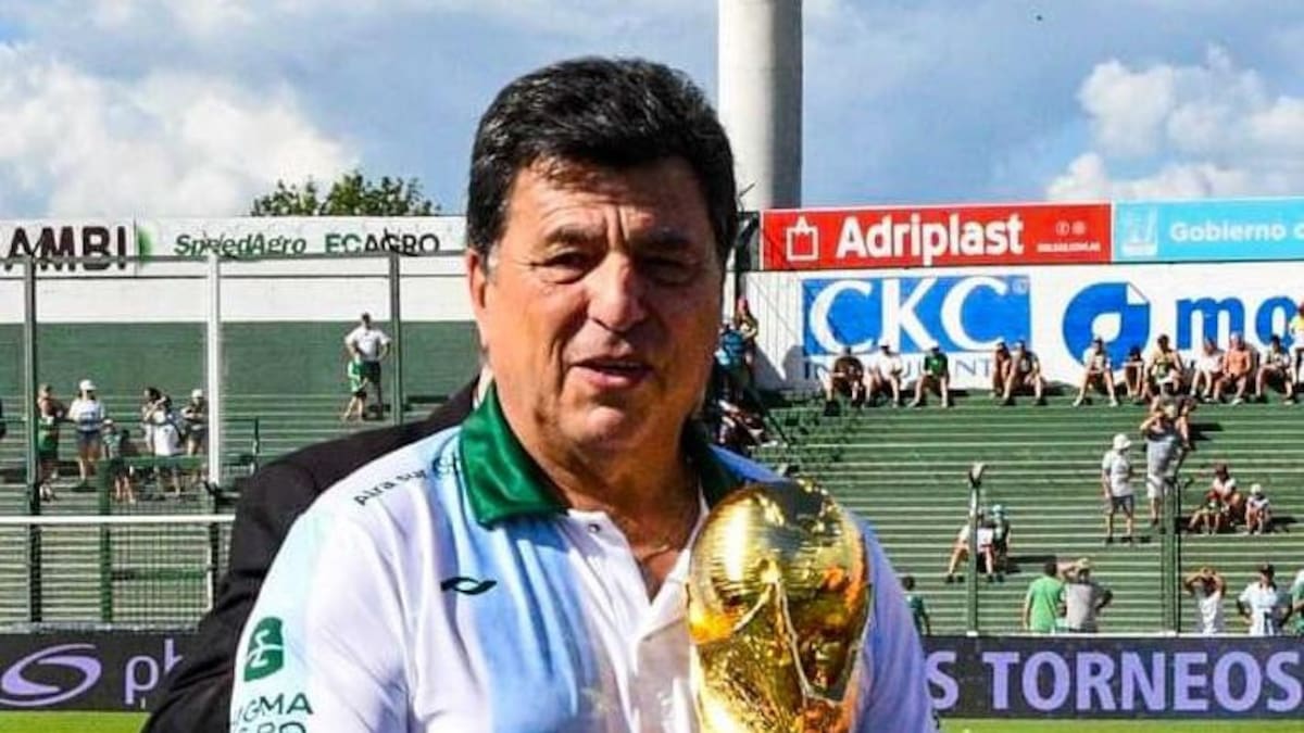 Daniel Passarella con la Copa del Mundo.