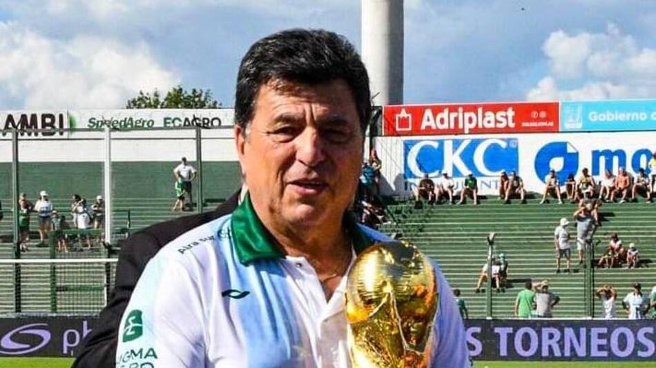 Daniel Passarella con la Copa del Mundo.
