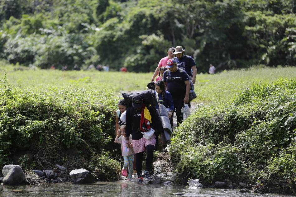 Migrantes cruzan la selva del Darién, en la frontera Panamá-Colombia. Foto: EFE