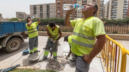 Trabajadores y el impacto del cambio climático. Foto: EFE