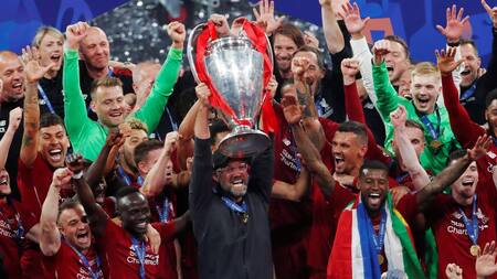 Jürgen Klopp, técnico del Liverpool, con la Champions League (Reuters)