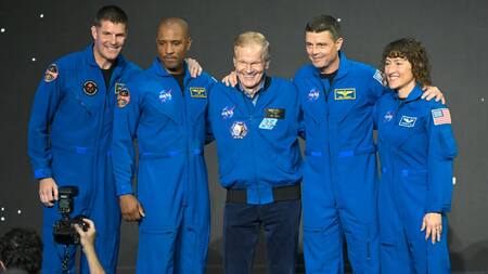 Los astronautas que viajarán a la Luna en 2025 junto al director de la NASA, Bill Nelson. Foto: NASA.