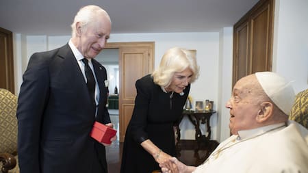 El papa Francisco recibe a los reyes Carlos y Camila en el 20 aniversario de su boda. EFE/ Vatican Media