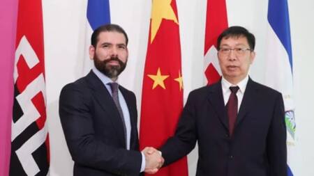 Laureano Ortega, hijo de Daniel Ortega, junto con Chen Xi, embajador chino. Foto: prensa