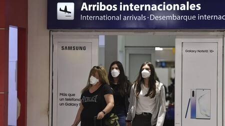Arribo al Aeropuerto de Ezeiza con barbijos por coronavirus