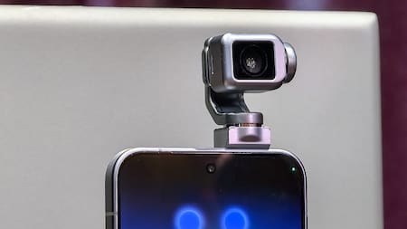 Cómo es Robot Phone, el novedoso celular que incorpora inteligencia artificial y cámara móvil