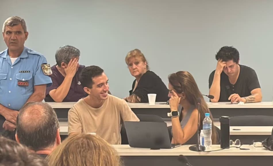 Soto sonríe con su abogada en el juicio del femicidio de Catalina Gutiérrez. Fuente: El Doce