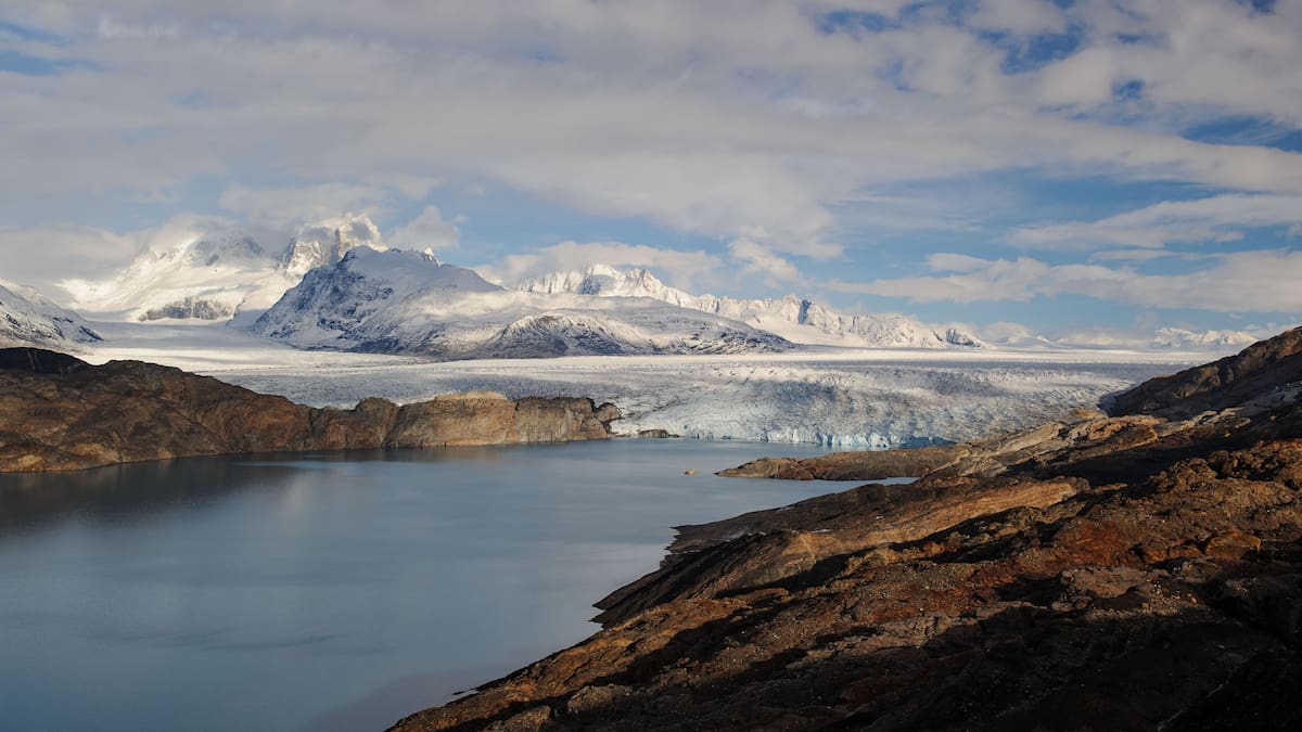 Los glaciares, monumentales reservorios de agua dulce, desempeñan un papel fundamental en la sostenibilidad de los ecosistemas y el bienestar de las comunidades humanas. Por su rol como reguladores hídricos y climáticos, la ONU ha declarado el 2025 como el Año Internacional de la Preservación de Glaciares.