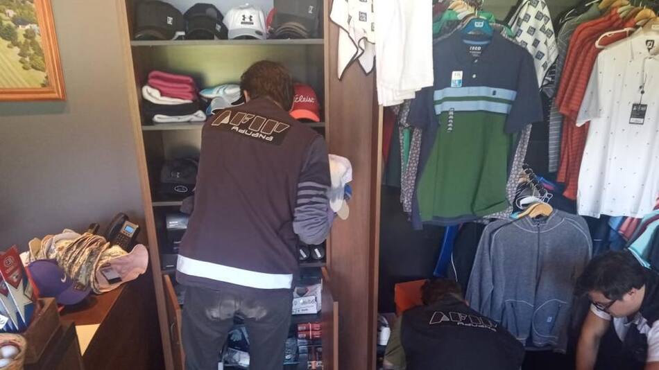Allanamiento de Aduana en un local de golf en un country. Foto: Prensa.