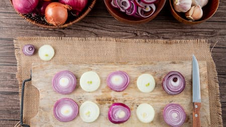 Dejá de llorar: para qué sirve poner una cuchara de madera sobre la tabla de cortar cebolla
