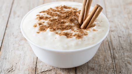 Cada 9 de agosto se celebra el Día del arroz con leche. Foto Freepik.