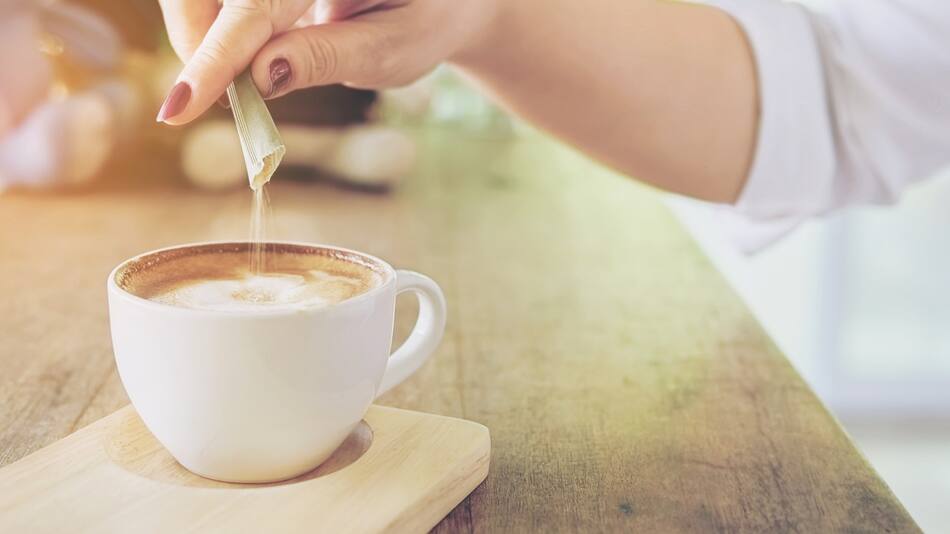 Café con azúcar. Foto: Freepik