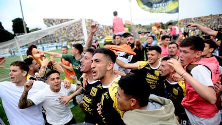Almirante Brown, clasificado a la final por el ascenso directo. Foto: Telam