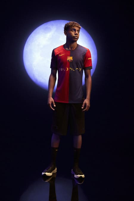 Yamine Lamal con la camiseta del Barcelona con el logo de Coldplay. Foto: EFE.