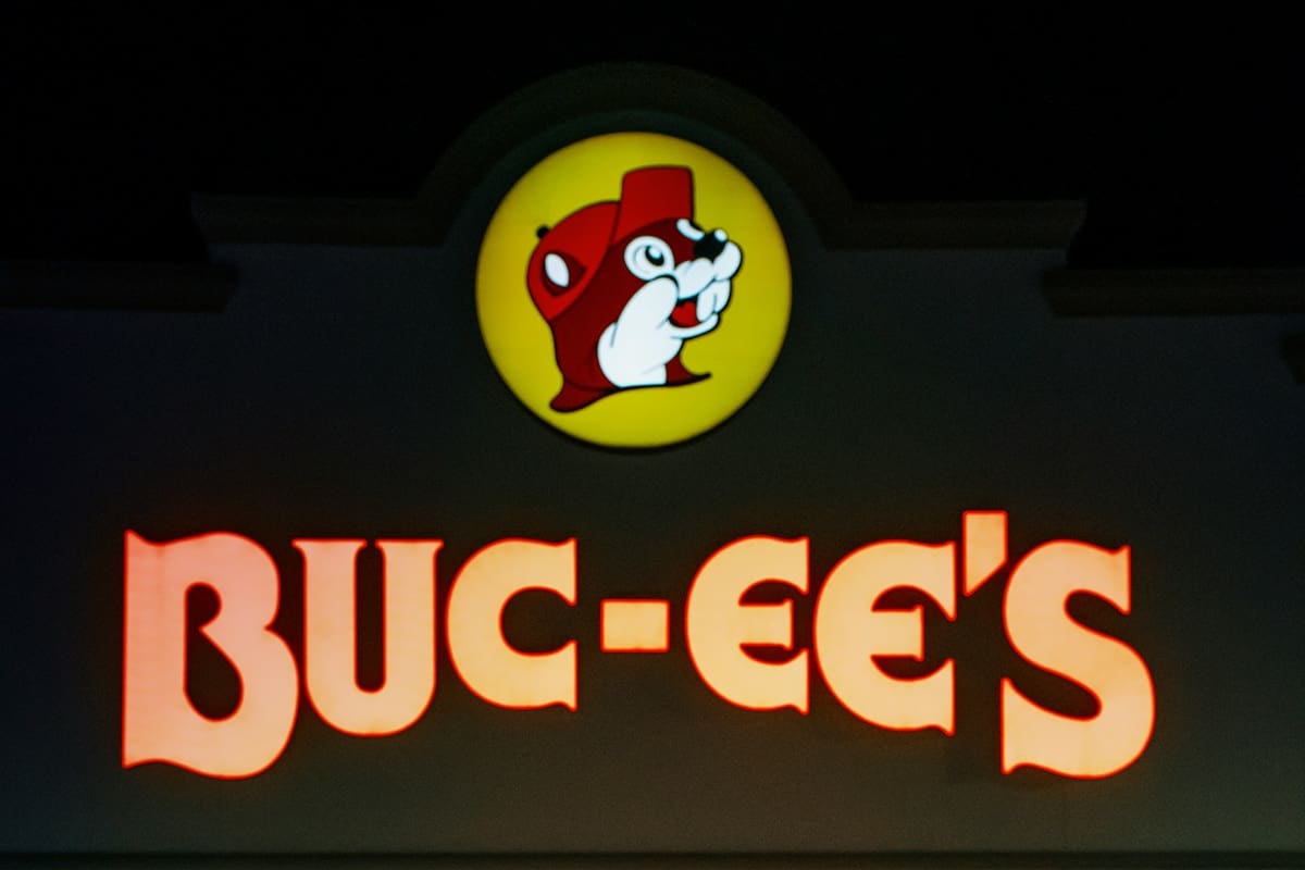Buc-ee's tiene 120 surtidores de combustible y una curiosa prohibición para los camioneros.
