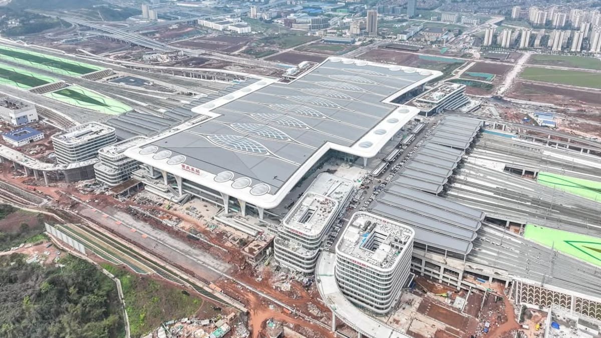 China convirtió un descampado en la estación de trenes más grande del mundo: tiene 29 vías y transporta hasta 16.000 pasajeros por hora