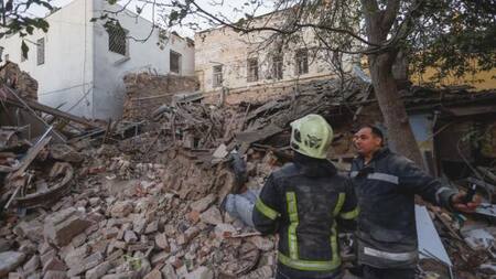 Los rescatistas se paran junto a un edificio gravemente dañado por un ataque con misiles rusos, en medio del ataque de Rusia a Ucrania, en Mykolaiv, Ucrania, el 18 de octubre de 2022. REUTERS