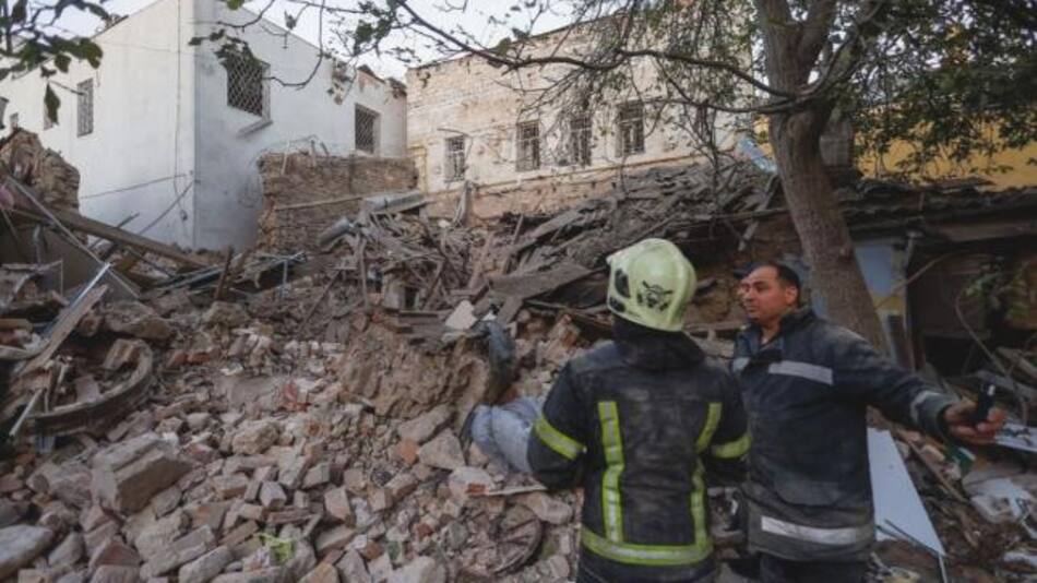 Los rescatistas se paran junto a un edificio gravemente dañado por un ataque con misiles rusos, en medio del ataque de Rusia a Ucrania, en Mykolaiv, Ucrania, el 18 de octubre de 2022. REUTERS