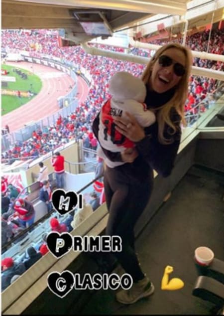 Posteo de Geraldine La Rosa, esposa de Marcelo Gallardo, en el Monumental con su hijo