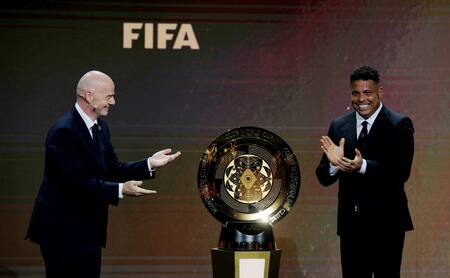 Gianni Infantino y Ronaldo Nazario en el sorteo del Mundial de Clubes 2025. Foto: Reuters